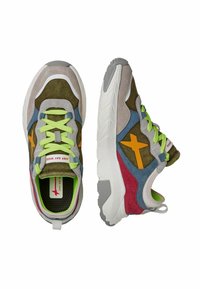 Sneaker multicolore caratterizzato da camoscio verde oliva, grigio e blu con dettagli arancioni, lacci verde brillante e una suola in gomma bianca spessa.