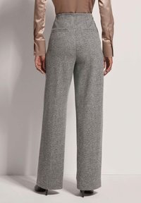 Grijze visgraatwijdel leg trousers met een hoge taille, voorzien van twee achterzakken en een gladde textuur, gecombineerd met een satijnen top met lange mouwen.