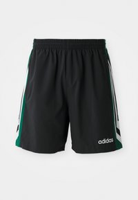 Sorte treningsshorts med elastisk liv, med grønne og hvite side-striper og "adidas" logo i hvitt foran.
