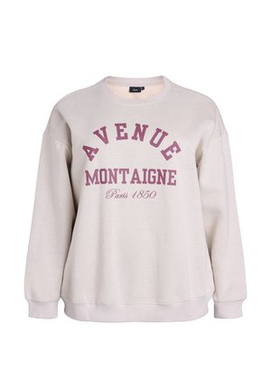 Sudadera de color gris claro con cuello redondo, que presenta "AVENUE MONTAIGNE Paris 1850" impreso en burdeos. Textura suave y ajuste relajado.