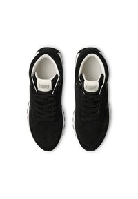 Sneakers in suede nero con suola in gomma bianca e lacci. Presentano un logo sulla linguetta e un colletto imbottito per il comfort.