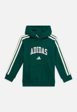 Sweat à capuche Adidas vert foncé avec des bandes blanches sur les manches, poche kangourou à l'avant, et logo ainsi que texte Adidas sur la poitrine.