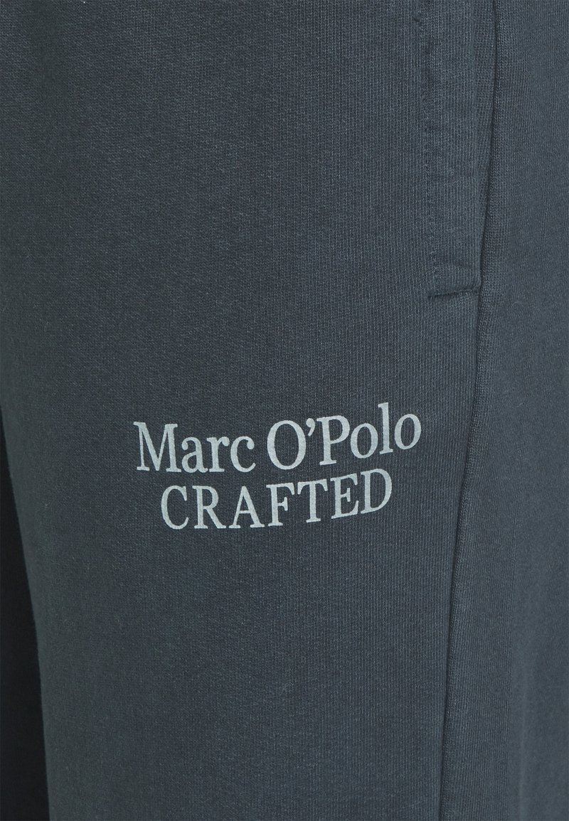 Herren Trainingsanzüge | Marc O'Polo FRONT AND BACK POCKETS PLACED PRINT Jogginghose dark navy/dunkelblau - IH44408 Herren Trainingsanzüge | Marc O'Polo FRONT AND BACK POCKETS PLACED PRINT Jogginghose dark navy/dunkelblau - IH44408