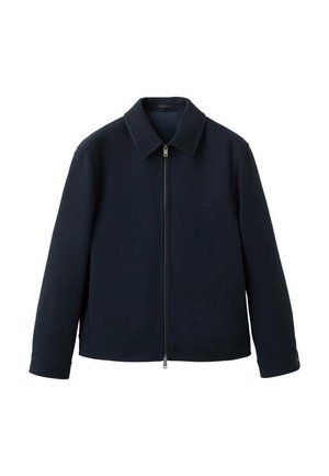 Chaqueta azul marino con cremallera, cuello con solapa, mangas largas y corte recto. Hecha de una tela suave y texturizada con bolsillos laterales.