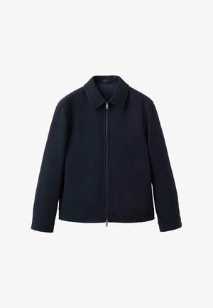 Marineblauwe jas met ritssluiting, een kraag, lange mouwen en een rechte pasvorm. Gemaakt van een gladde, gestructureerde stof met zijzakken.
