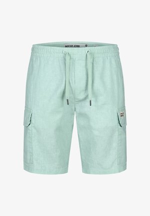 Hellgrüne Cargo-Shorts mit elastischem Bund, Kordelzug, seitlichen Klappentaschen und "INDICODE JEANS"-Etikett auf der rechten Tasche.