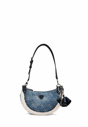 Denim halvemaanvormige handtas met witte shearling-afwerking, zwarte verstelbare band en decoratieve zwarte leren bloemen sleutelhanger.