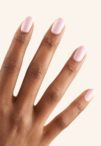 Mani con pelle leggermente strutturata, che mostrano unghie curate e ben smaltate con un colore rosa tenue. Lo sfondo neutro mette in evidenza la mano.