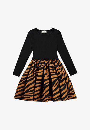 Schwarzes Langarmkleid mit einem taillierten Oberteil und einem weit schwingenden Rock, versehen mit einem orange-schwarzen Tigerstreifenmuster. Hergestellt aus Baumwollmaterial.