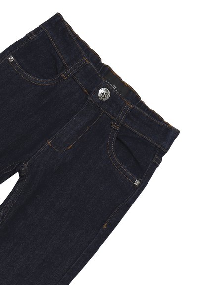 Jeans in denim blu scuro con cuciture arancioni, caratterizzati da un classico design a cinque tasche e un accento decorativo a forma di fiore sulla tasca anteriore.