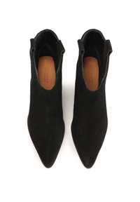 Czarne zamszowe botki na kostkę z ostro zakończonym noskiem, posiadające uchwyty do zakupu i gładką skórzaną wkładkę. Matowa tekstura, elegancka sylwetka.