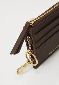 Thumbnail Image 4