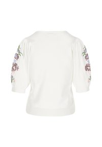Witte gebreide top met geplooide driekwartmouwen, voorzien van bloemrijke borduursels in zachte pasteltinten op de bovenarmen.