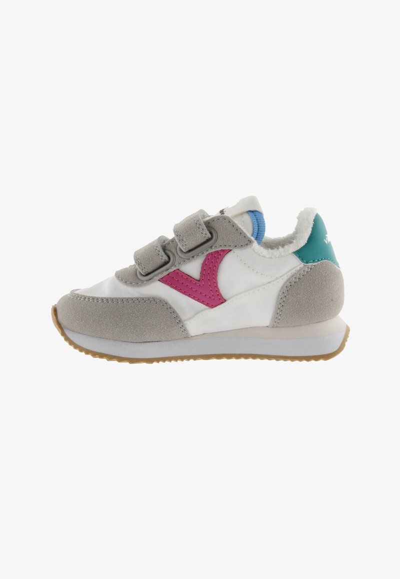 Baskets pour enfants avec corps blanc et gris, logo latéral rose, languette de talon bleue et deux bandes velcro grises.