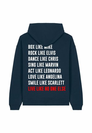 Marineblauwe hoodie met trekkoord en kangoeroezak. De achterkant heeft opvallende witte tekst met rode accenten die verschillende zinnen opsomt. Gemaakt van een katoenmix.