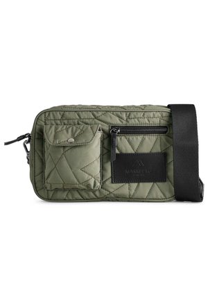 Olivengrøn quiltet crossbody-taske med forlommelåg, lynlåslomme, sort justerbar skulderrem og sort mærkepatch.