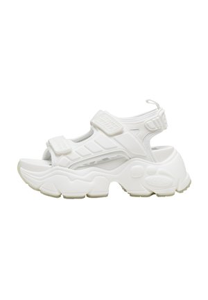 Hvit sportsandal med justerbare borrelåsstropper, polstret såle, åpen design, tykk profil og teksturerte detaljer. Lett syntetisk materiale.