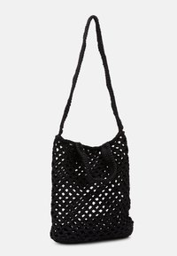 Sort hæklede taske med et åbent vævdesign, der har to håndtag. Fremstillet af fleksibelt materiale, primært rektangulær i form.