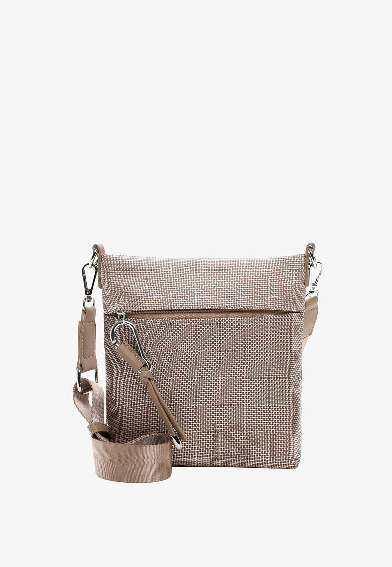 Kabelka přes rameno z texturované béžové tkaniny s přední kapsou na zip, odnímatelným popruhem a detaily ze stříbrného kovu.
