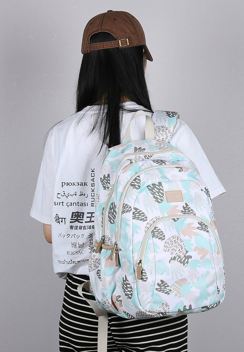 Zaino leggero con motivo floreale nei colori pastello, realizzato in tessuto con cerniere e spallacci regolabili doppi, dotato di una tasca frontale.