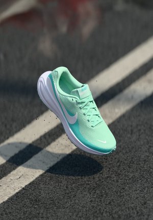 Lagani, mint zeleni tenisice za trčanje s mrežastim gornjištem, podstavljenim ovratnikom i bijelim gumene potplate. Nike logotip s strane; vezice su vidljive.