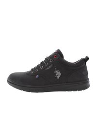 Sneaker in pelle nera con punta rotonda, design con lacci, dettagli in argento e logo sul lato. Presenta fori per i lacci rossi e un tallone testurizzato.