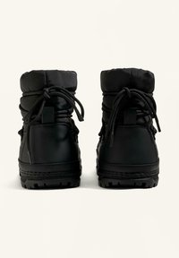 Crne izolirane zimske čizme s podstavljenim gornjim dijelom, vezanjem, gumiranim potplatima i glatkim sintetičkim materijalom. Ojačani dio pete i prstiju.