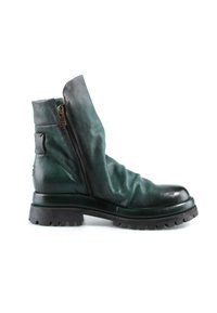Bottine verte en cuir avec fermeture éclair latérale, semelle noire épaisse et texture légèrement froissée sur fond blanc.