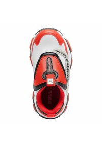 Sneaker rosso e bianco con suola nera. Caratterizzato da un design testurizzato, un sistema di allacciatura pronunciato e un occhiello circolare per il tallone. L'interno è rosso.