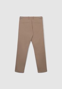 Chinos kaki avec une texture lisse, une coupe droite, deux poches arrière, et une taille dotée de passants de ceinture et de quincaillerie en métal.