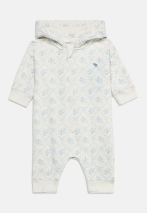 Biely detský overal so svetlomodrým kvetinovým vzorom, kapucňou, predným zipsom a malým tmavomodrým logom losa na hrudi.