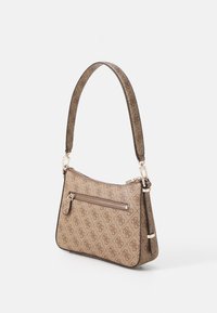 Ruskea kuviollinen käsilaukku, jossa on vetoketjullinen etutasku, sileä pinta ja säädettävä hihna. Kulta-päinen varuste.