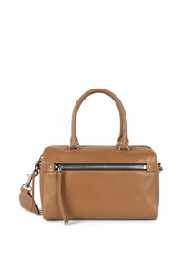 Tan leren handtas met dubbele handgrepen, een afneembare schouderriem, een voorzak met rits en witte stiksels. Gladde textuur.