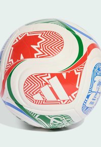 Balts futbola bumbas ar sarkaniem un zaļajiem ģeometriskajiem motīviem, ziliem akcentiem un Adidas logotipu. Gluda tekstūra ar šūtām paneļiem.