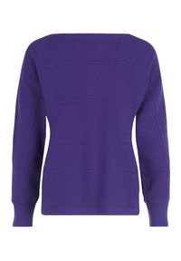 Lila Strickpullover mit strukturiertem Muster, langen Ärmeln und einem leicht quadratischen Ausschnitt. Die Rückseite zeigt horizontale Nähdetails.