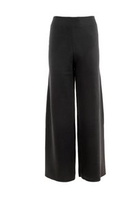 Pantaloni neri a gamba larga realizzati in tessuto morbido, con vita elastica e un design semplice e uniforme, privo di fantasie o decorazioni.