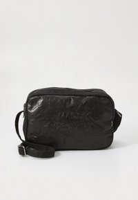 Borsa a tracolla rettangolare nera con tracolla regolabile e cerniera, con il marchio "MADS NØRGAARD" in rilievo sul davanti.