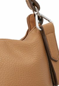 Taschenhandtasche aus braunem Leder mit strukturiertem Oberflächen, ausgestattet mit einem braunen Akzentgurt und silbernen Hardware-Elementen. Naheansicht der Details.