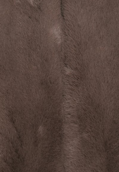 Brun mjuk djurfjädertextur med en synlig naturlig delning ner i mitten.