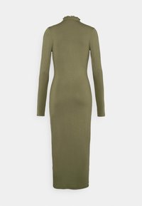 Vestido de manga longa, verde oliva, com silhueta justa, textura canelada e decote com babados. Design até ao joelho, sem fechos visíveis.