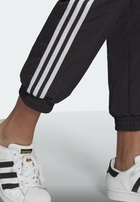 adidas Originals Träningsbyxor - black