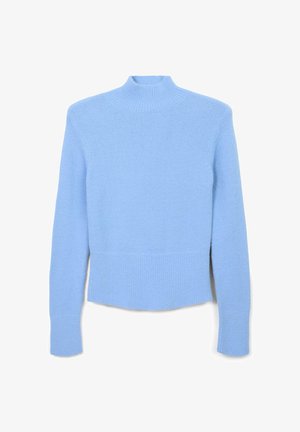 Pull ajusté bleu clair en tricot doux, avec un col haut et un ourlet côtelé. Manches longues sans motifs ni accents visibles.