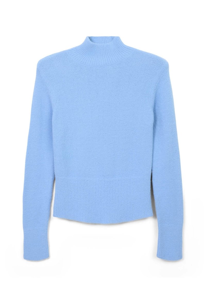 Maglione azzurro chiaro, aderente, realizzato in morbido tessuto a maglia con collo alto e orlo a costine. Maniche lunghe senza motivi o accenti visibili.