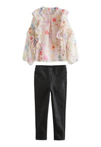 Blommig chiffongblus med volangärmar och hög halsringning, kombinerad med svarta stretchjeans med slät yta och minimal detaljering.