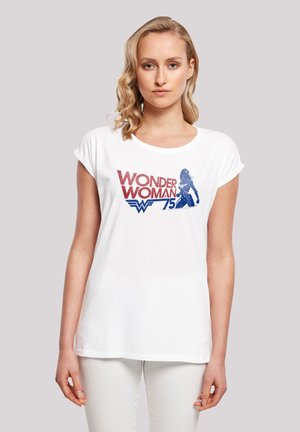 Weißes Baumwoll-T-Shirt mit aufgerollten kurzen Ärmeln, das ein grafisches Motiv von Wonder Woman in Rot und Blau zeigt, um den 75. Jahrestag der Figur zu feiern.