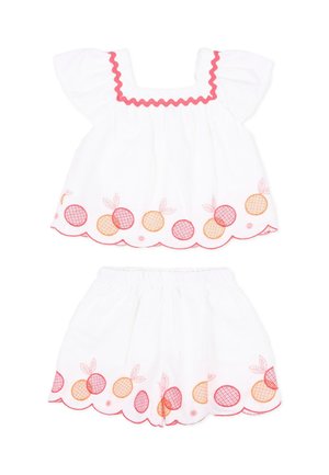Completo bianco per bambino con maniche a svolazzo e pantaloncini, decorato con frutta ricamata arancione e rossa e bordi smerlati.