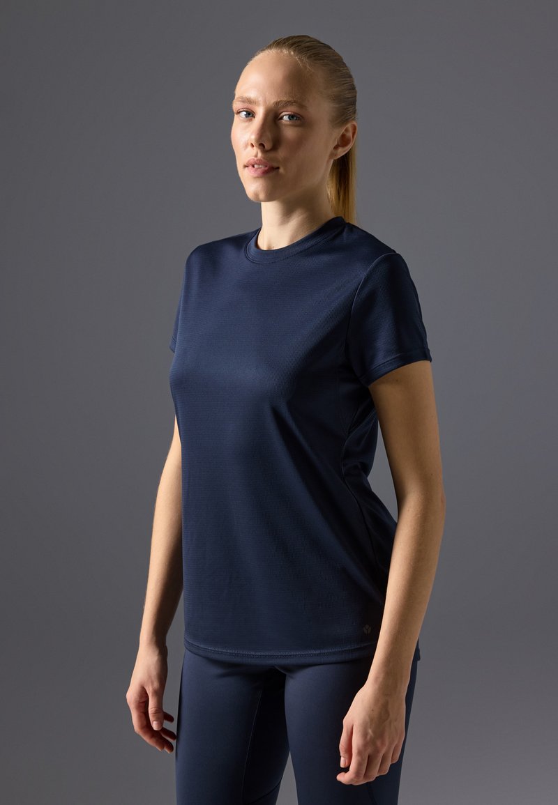 Marineblå atletisk T-shirt, kortærmet, ribbet tekstur, rund halsudskæring, sidesømmer, fitted snit, lavet af fugtabsorberende stof.