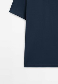 T-shirt en coton à manches courtes de couleur bleu marine foncé avec un design simple et épuré, sans logos ni motifs visibles.