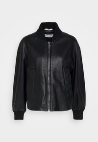 Veste aviateur en cuir noir avec col et poignets côtelés, fermeture éclair à l'avant et deux poches fendues.