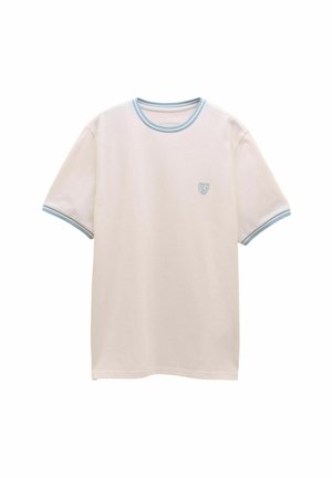 Tricou alb cu mâneci scurte și finisaj albastru deschis pe guler și mâneci, având un mic embleme albastru pe pieptul stâng.